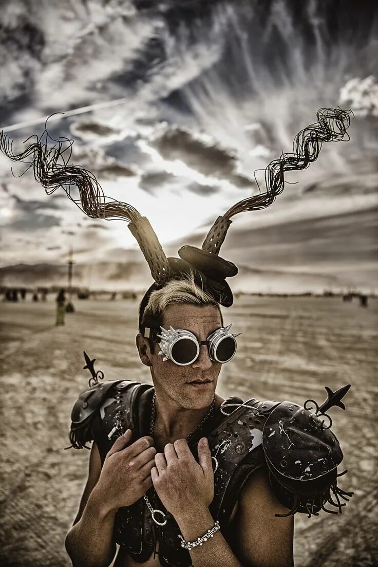 Самого сумасшедшего человека. Бернинг Мэн. Burning man фестиваль. Бернинг Мэн люди. Африка Burning man.
