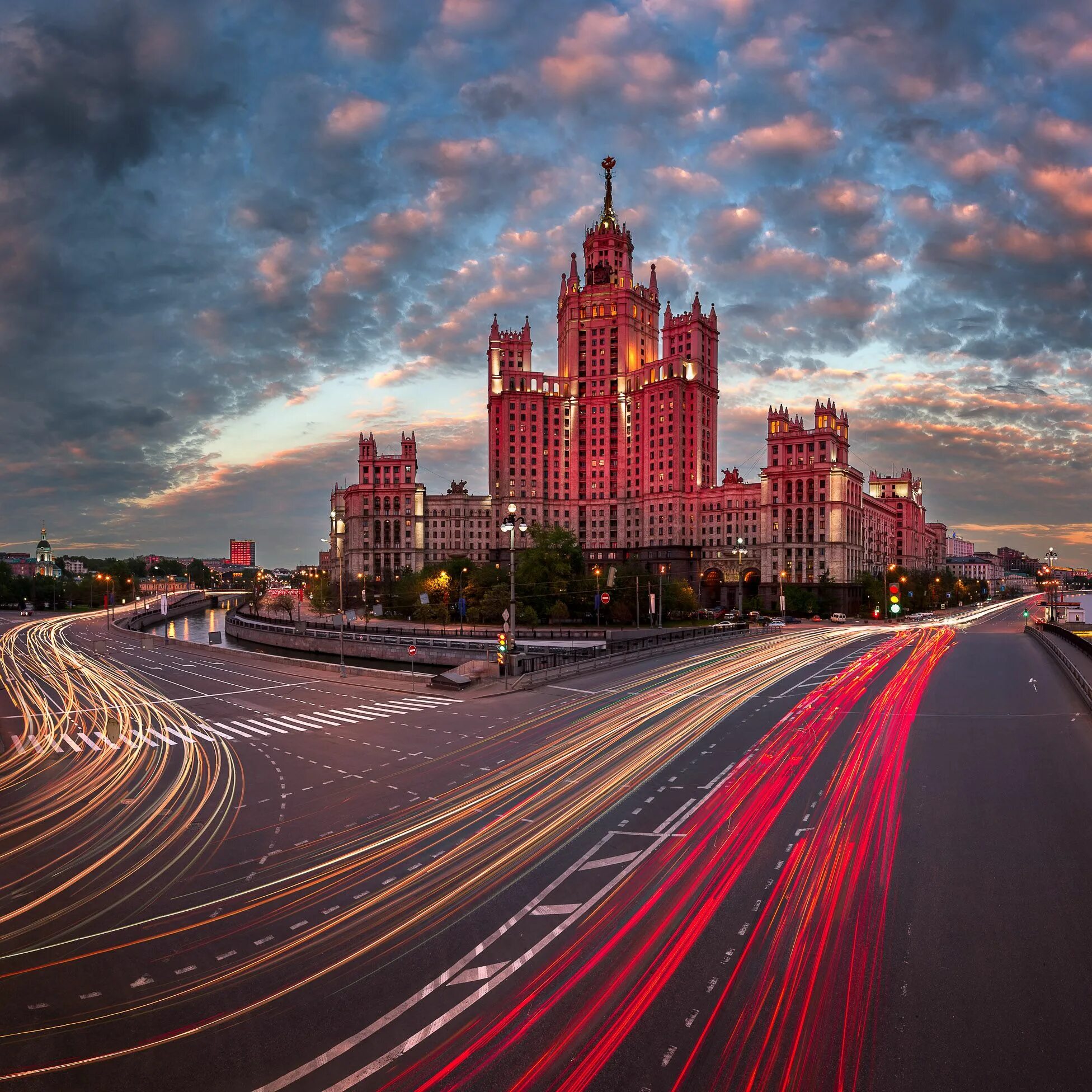 В москве все дорого. Дороги москвы. Kotelnicheskaya embankment building. Город движение машин. Мкад магистраль.