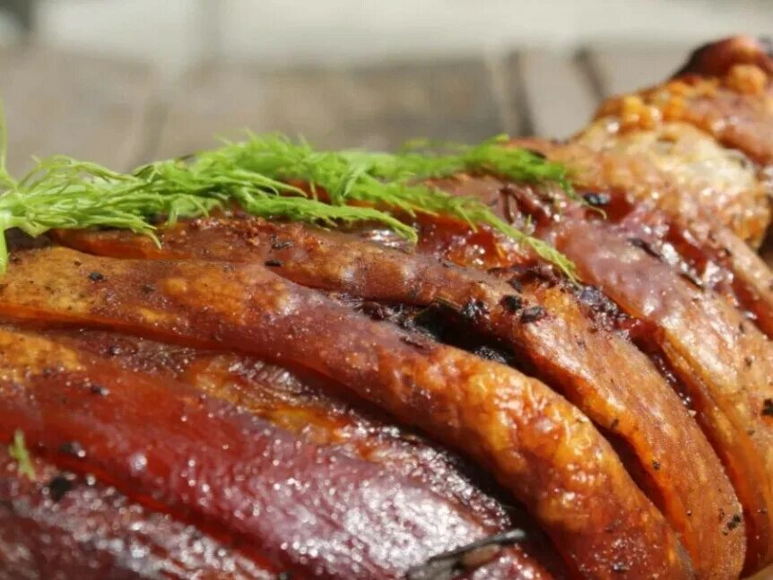 Запекание рульки в духовке. Рулька (schweinshaxe).. рулька свиная запеченная. рулька свиная запеченная в духовке. зажаренная свиная рулька.