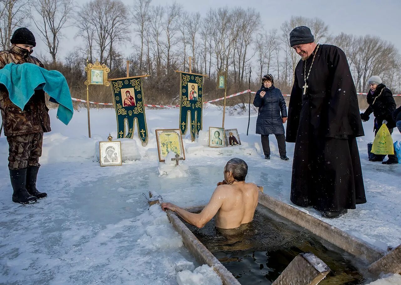 Святая вода можно выливать. Крещение прорубь Валуйки. Крещенские купания живопись. Деревенское крещение.