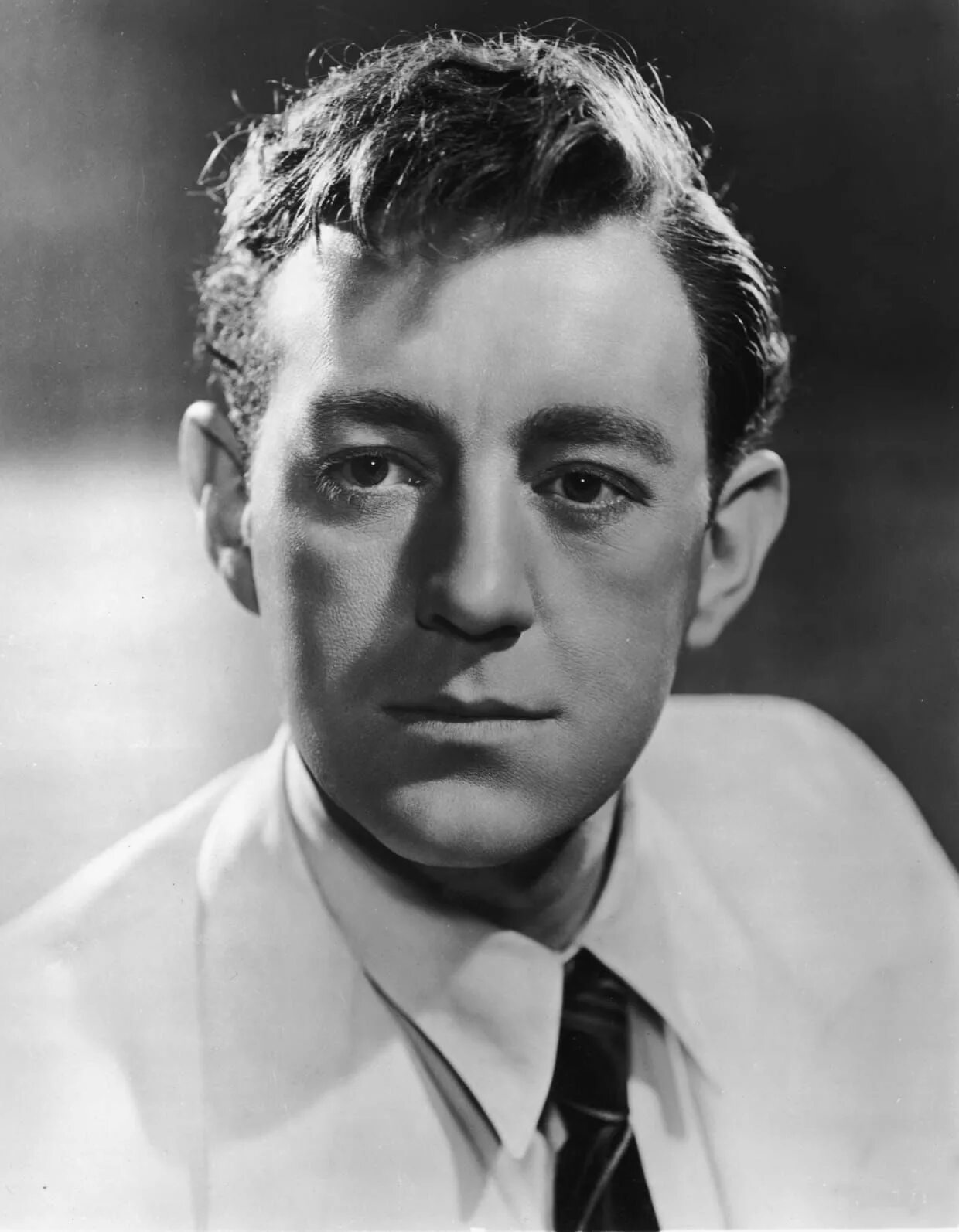 Алек гиннесс. Sir alec guinness. Алек гиннесс молодой. Алек гиннесс. Алек гиннесс.