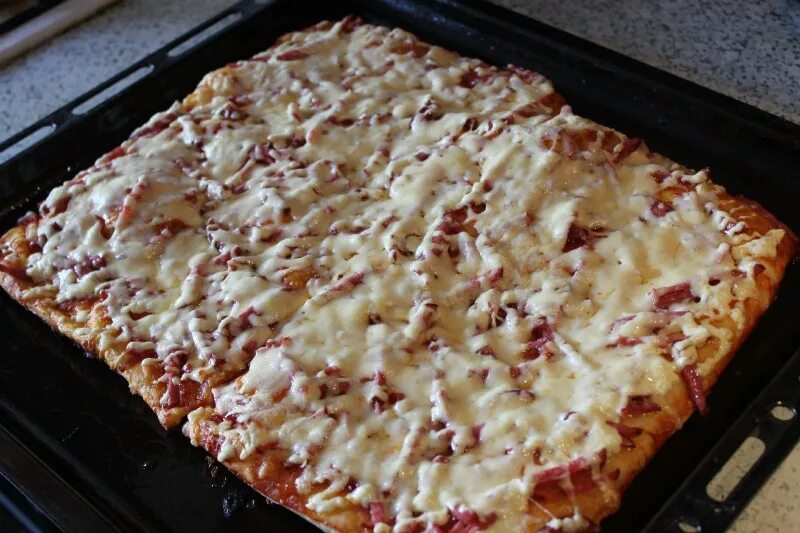 Пицца домашняя. Быстрая пицца в духовке без теста. Быстрая пицца в духовке без теста. Быстрая пицца в духовке без теста. Домашняя пицца на дрожжевом тесте.