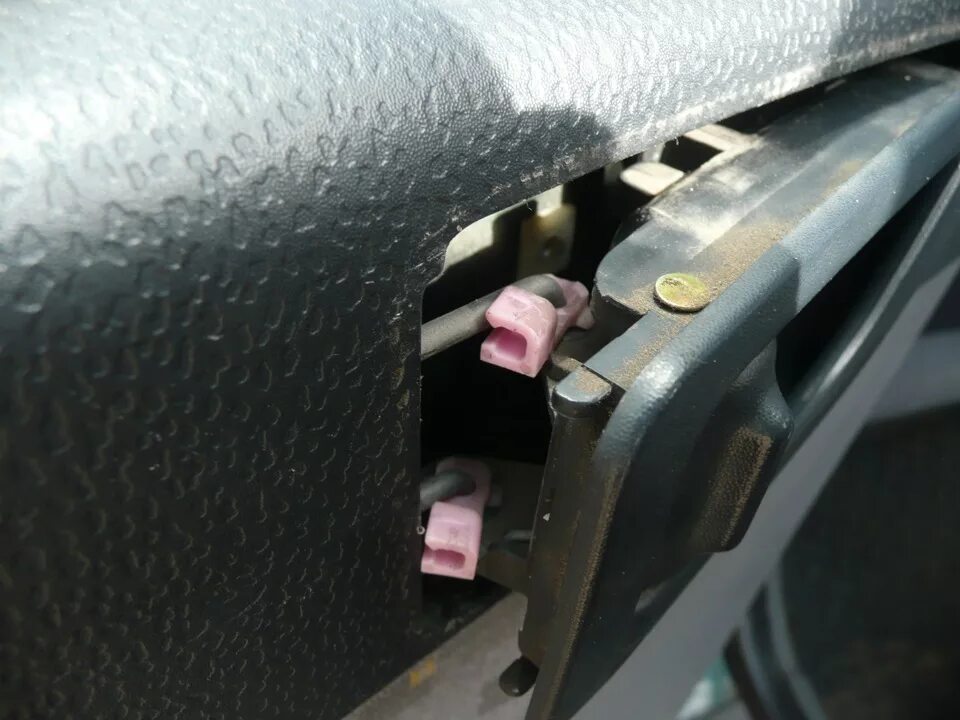 Не закрывается дверь хендай гетц. Hyundai getz тяги замка. замок сидения гетц. защелки для торпеды хендай гетц. не запирается задняя дверь на хундай гетц.