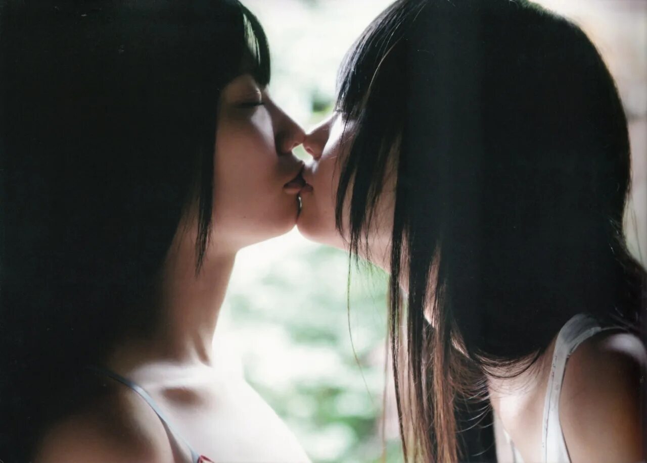 Лизбиянка женщин. Поцелуй девушек. Девушки целуются. Две девушки. Девушка целует девушку.