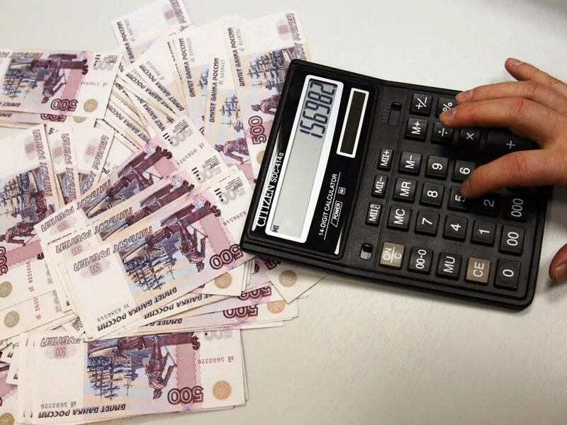 Налог 1000 рублей. Деньги налоги. калькулятор и деньги. деньги затраты. пересчет денег.