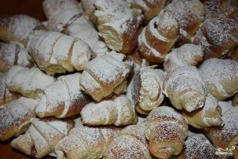 Рогалик с сахарной пудрой