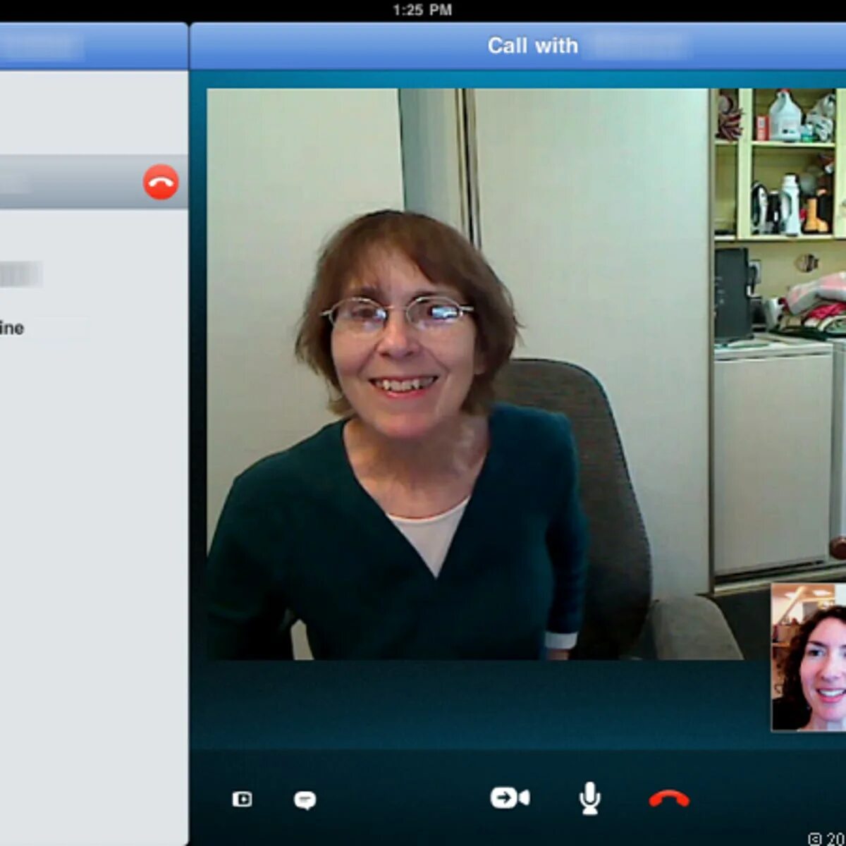 Видеозвонок по скайпу. Общение с женщиной по скайпу. Skype видеозвонок. Взрослые женщины в скайпе. Женщины показывают по скайпу