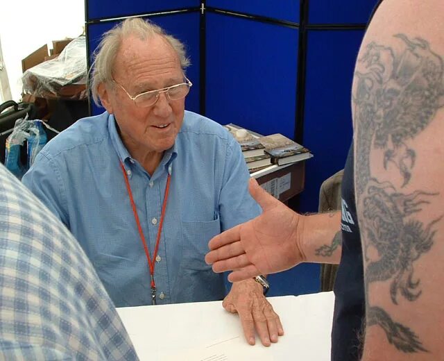 Ван дер колк. Гюнтер хорн. Гюнтер стоер. Кит ван хорн. Игровое поле лепешка хорн.