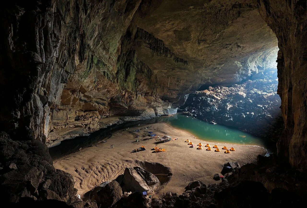 Пещера Шондонг Вьетнам. Пещера Шондонг (национальный парк Фонгня-Кебанг). Шондонг самая большая пещера в мире. Пещера Шондонг Вьетнам самая большая.