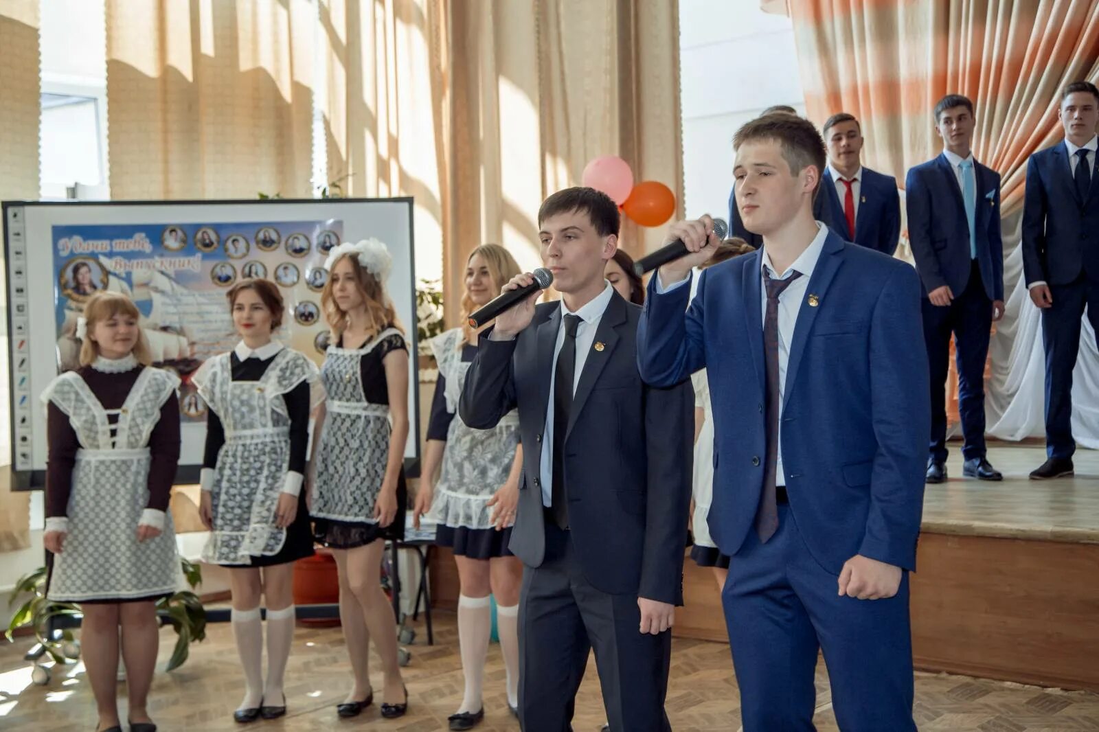 Школа 200 екатеринбург. Школа 200. Школа 200 екатеринбург директор школы. 200 гимназия екб. Двухстах школах.