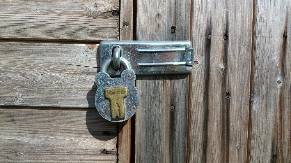 Старый навесной замок. Повесь замок. Экспертиза взломанного замка. Повесь замок. Повесь замок.