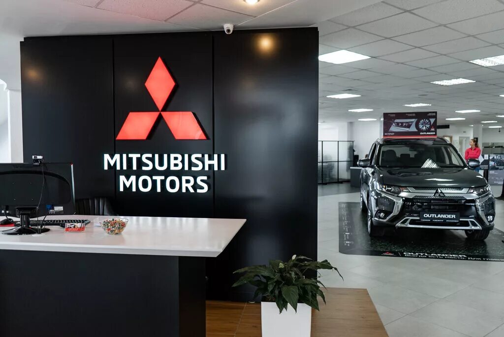 Мицубиси пермь. Автосалон Митсубиси. Mitsubishi дилер. Автосалон Mitsubishi. Мицубиси в автосалоне.