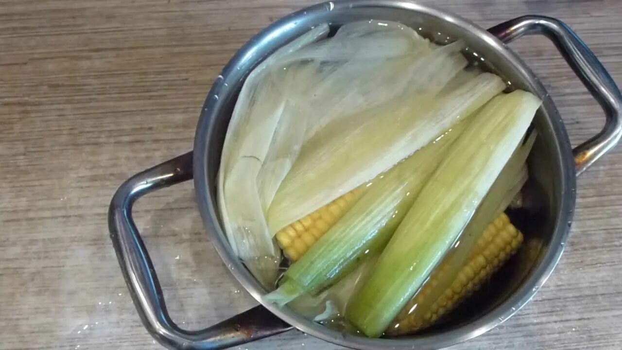 Сколько нужно варить молодую кукурузу. Варка кукурузы в кастрюле. кукуруза в кастрюле. вареная кукуруза. скольковариться кукуруза.