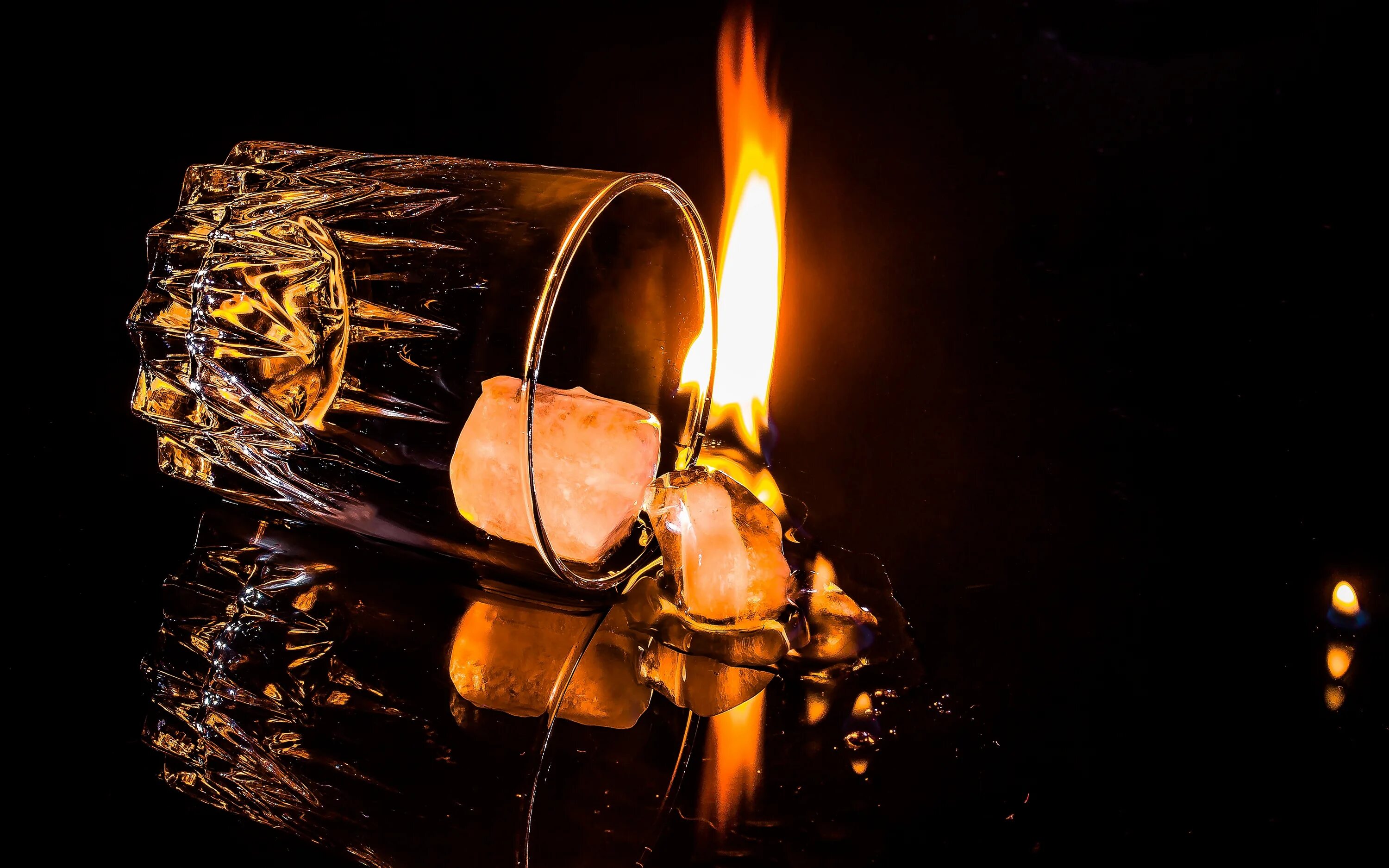 Огонь со льдом. Стопка с огнем. Огонь со льдом. Горящие кубики льда. Огонь и лед.