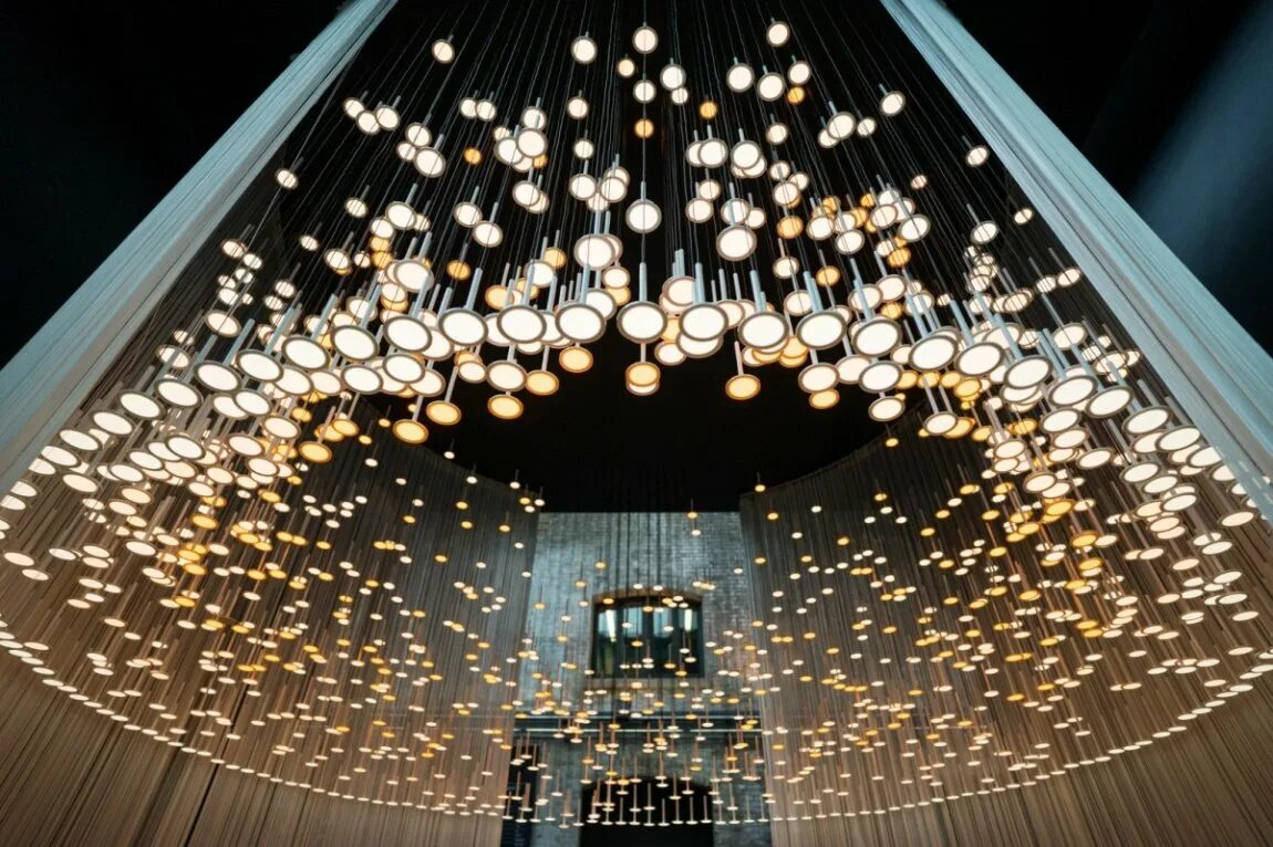 Светильник lighting. Световая инсталляция люстра. Инсталляция из лампочек. Световая инсталляция в интерьере. Инсталляция из светильников.