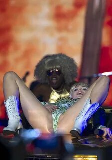 Miley Cyrus Photo Gallery, Bio, Pictures - 15.