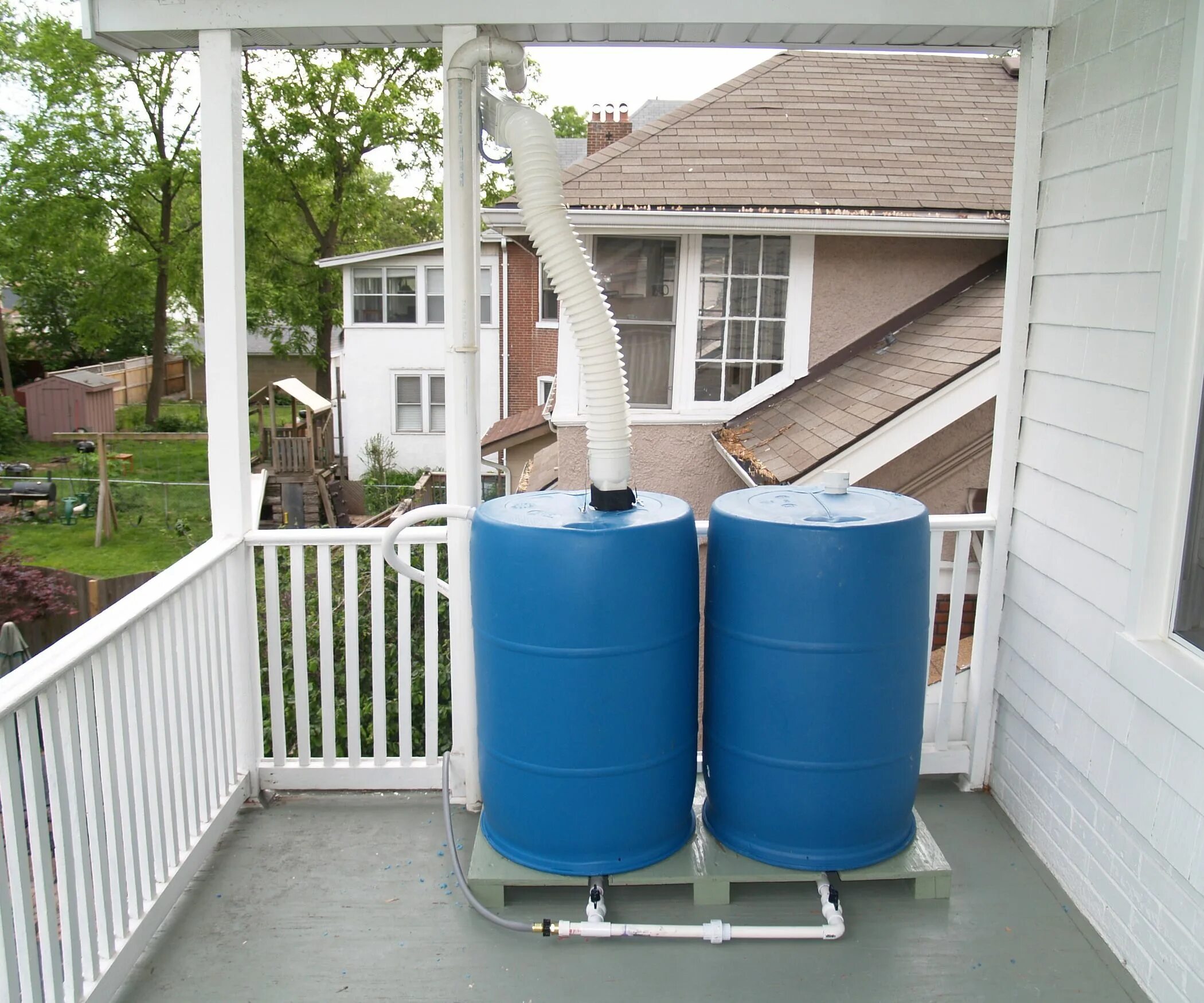 Залив воды в бочку. Дождевая бочка Rain Barrel. Система сбора дождевой воды. Система сбора дождевой воды с крыши. Система сбора дождевой воды с крыши для полива.