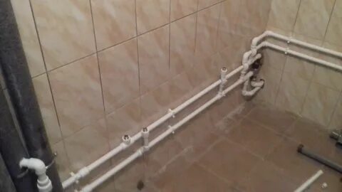 Труба полипропиленовая в ванной в стене