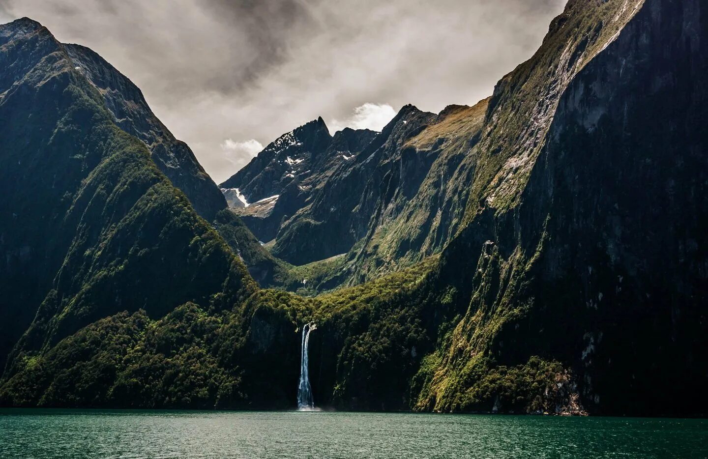 New zealand where. Милфорд саунд новая Зеландия. Национальный парк Фьордленд. Залив Милфорд-саунд. Парк Фьордленд новая Зеландия.