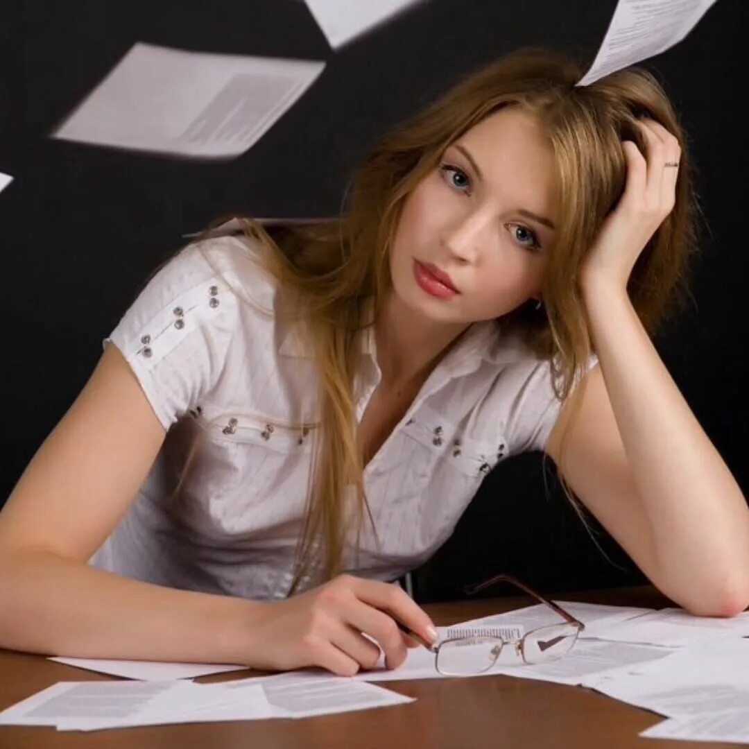 Студентки в универе. Алексис адамс платье. Красивые студентки в вузе. Мария евстратова. Красивые студентки.