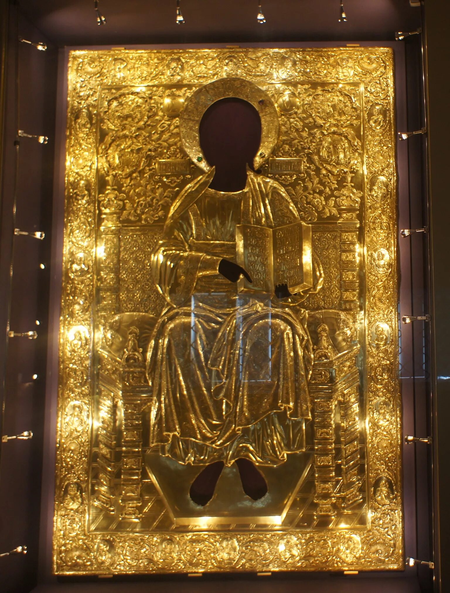 икона спасителя в фольговом окладе. дорогой оклад иконы. икона оклад мишуков. дорогой оклад иконы. оклад иконы фабрика василия уткина.