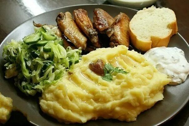 Пюре из картофеля и курицы. Картофельное пюре с курицей. пюре с крылышками. картофельное пюре с крылышками. куриные крылышки с картофельным пюре.