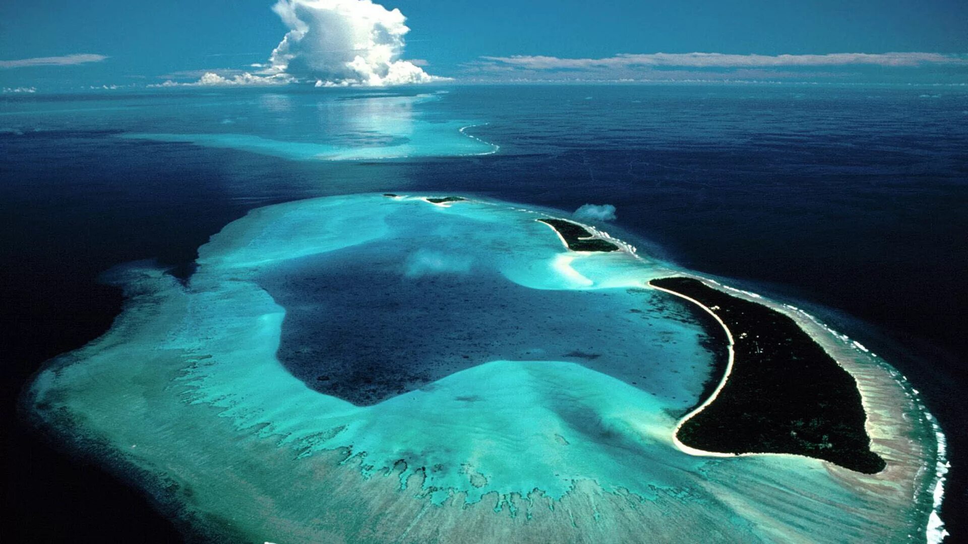Атолл в тихом океане. Атолл коралловый остров. Атоллы Океании. Барьерные рифы и Атоллы. Архипелаг Чагос.