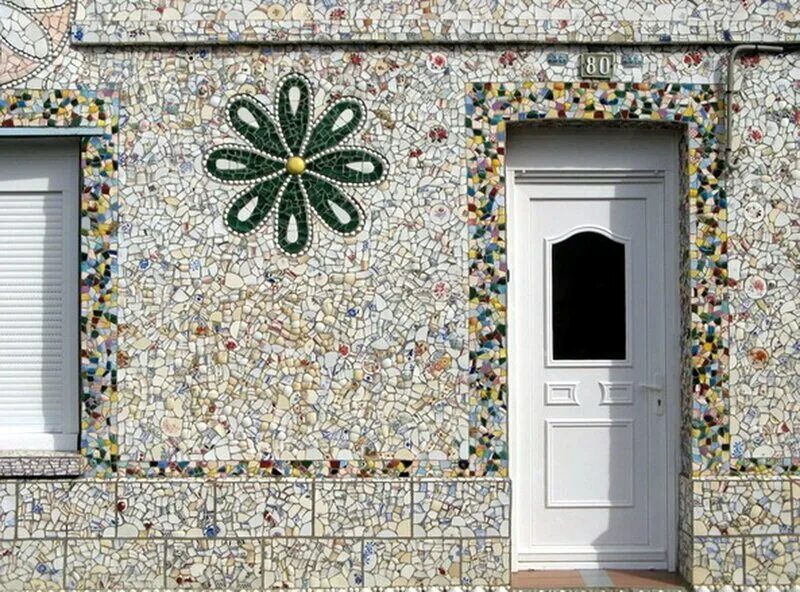 Дом разбитой посуды. Дом из осколков. Дом сделанный из осколков. Mosaic House.