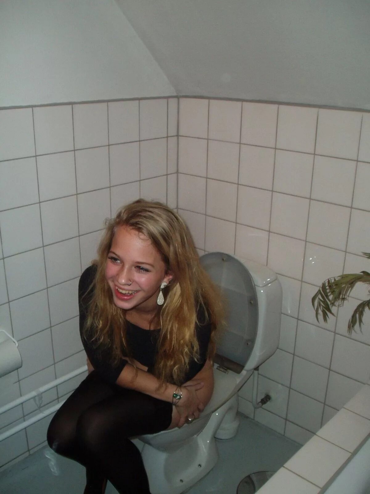 Девушка в туалете картинки. Красивые женщины в туалете. Красивая девушка сидит в туалете. Девушкавобществено мтуале. Девушка на унитазе с газетой.