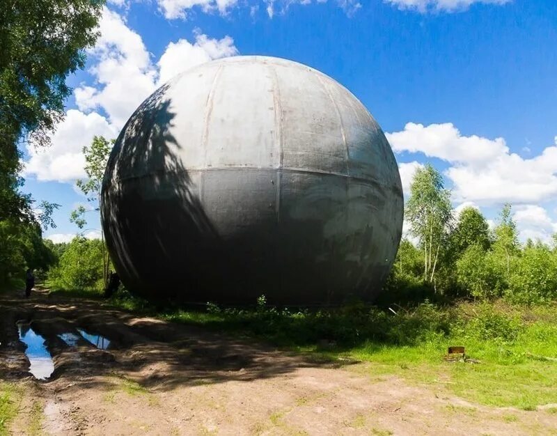 Стальной шар упал. Дубна РЛС шар. Дубна шар в лесу. Советская радиолокационная станция Дубна шар. Круглые объекты.