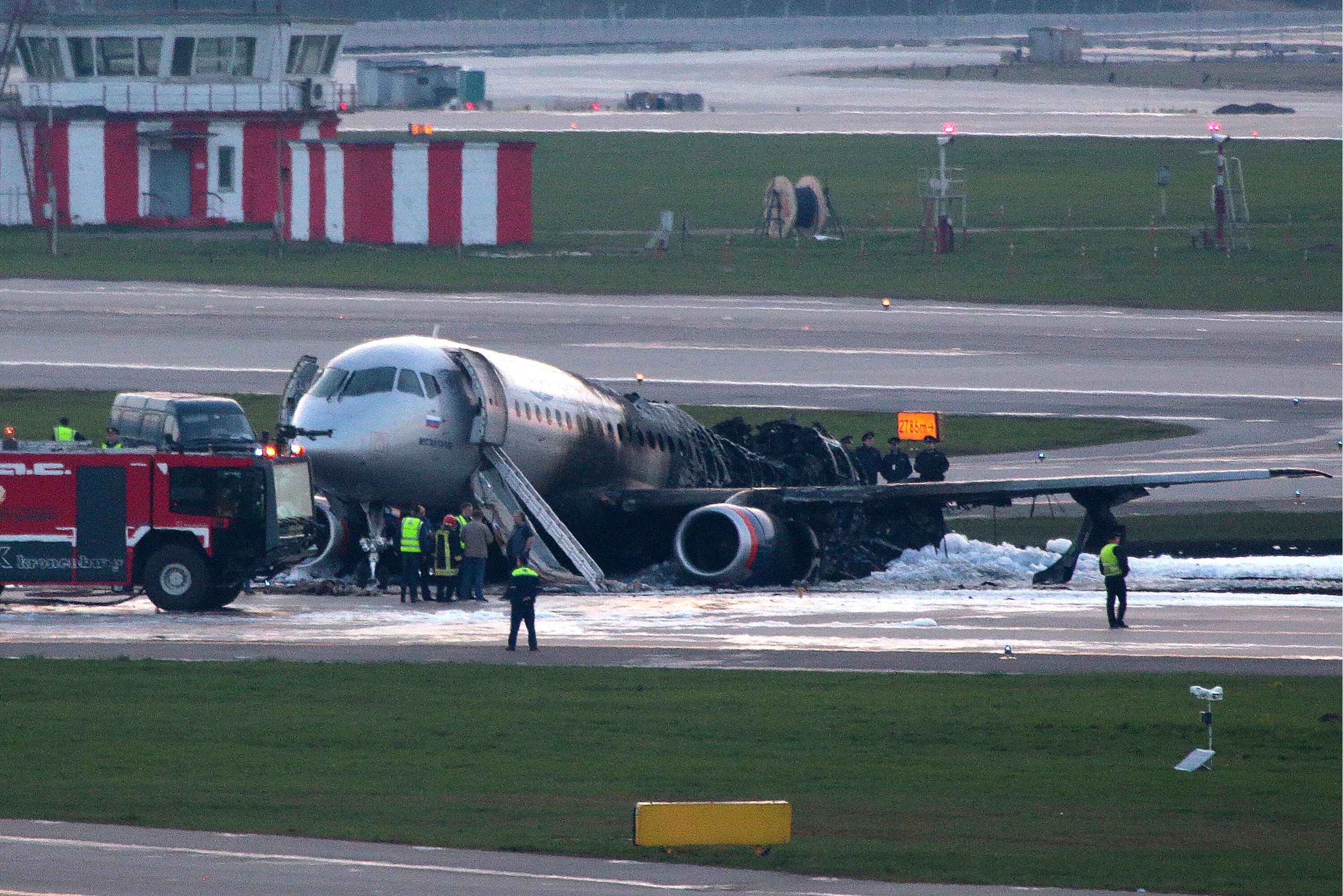 100 авиакатастроф. Крушение SSJ 100 В Шереметьево. Катастрофа SSJ 100 В Шереметьеве. Авиакатастрофа SSJ-100 В Шереметьево. Авиакатастрофа Суперджет 100 в Шереметьево.