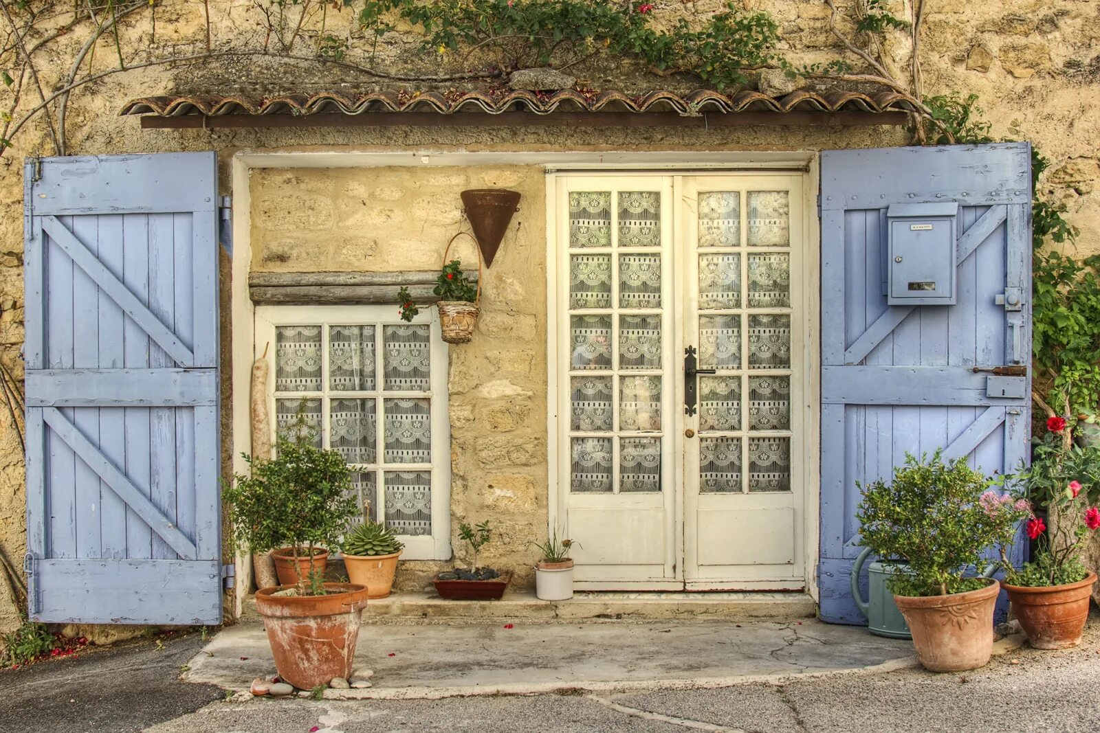 Окна прованс. Французский домик Прованс. Старинный французский Прованс. Окно с дверью в стиле Прованс. Двери в прованском стиле.