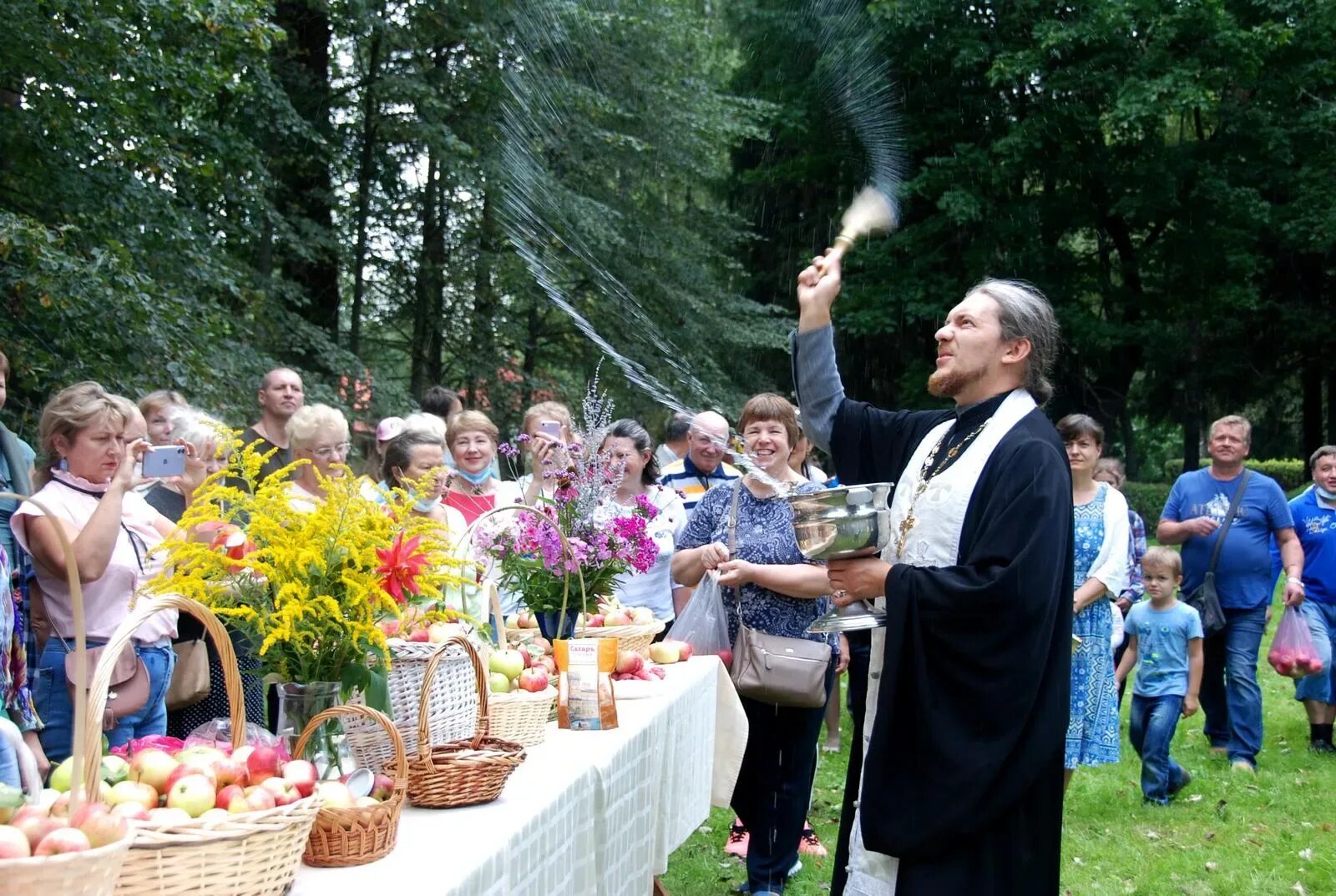 Спас 19 августа. Преображение господне медовый спас. Казачий праздник. Яблочный спас в церкви. Яблочный спас праздник в пензенской области.
