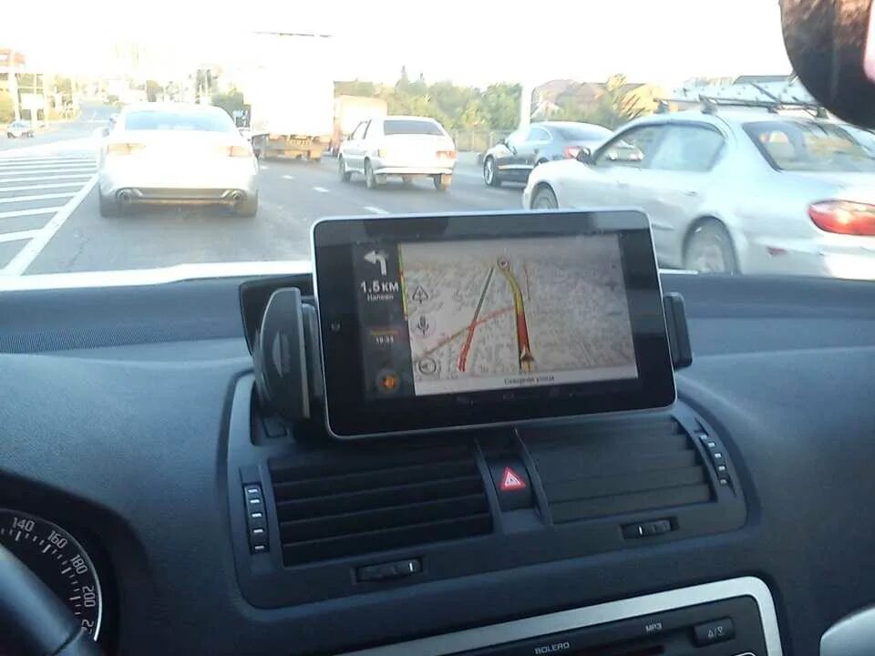 Как установить на планшет. Планшет автомобильный драйв2. держатель для навигационного планшета в машину. планшет на торпеду в автомобиль. крепление планшета в автомобиле.