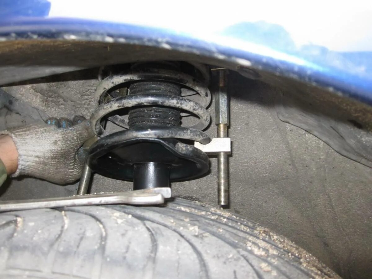 Замена пыльника стойки 2170 без снятия стойки. Опорная шайба амортизатора фольксваген поло седан. Поло седан 2020 опорный подшипник. Сломанный амортизатор автомобиля. Потекшие стойки амортизатора.