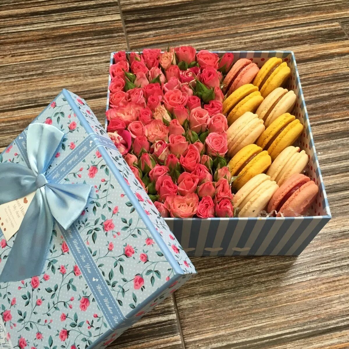 Сладкий букет в коробочке. Коробочка с конфетами своими руками. Коробки конфет подарочные. Свит букеты из конфет. Небольшой сладкий букет.