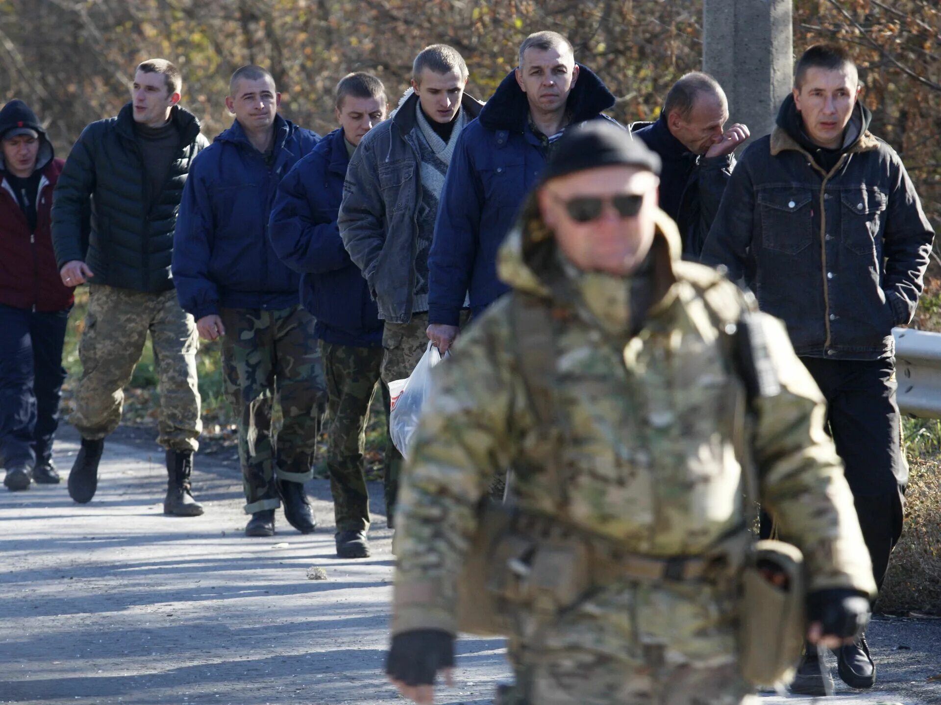 Списки на обмен пленными на украине. Украинские военные фото. Сдавшиеся в плен украинские военные в Мариуполе.