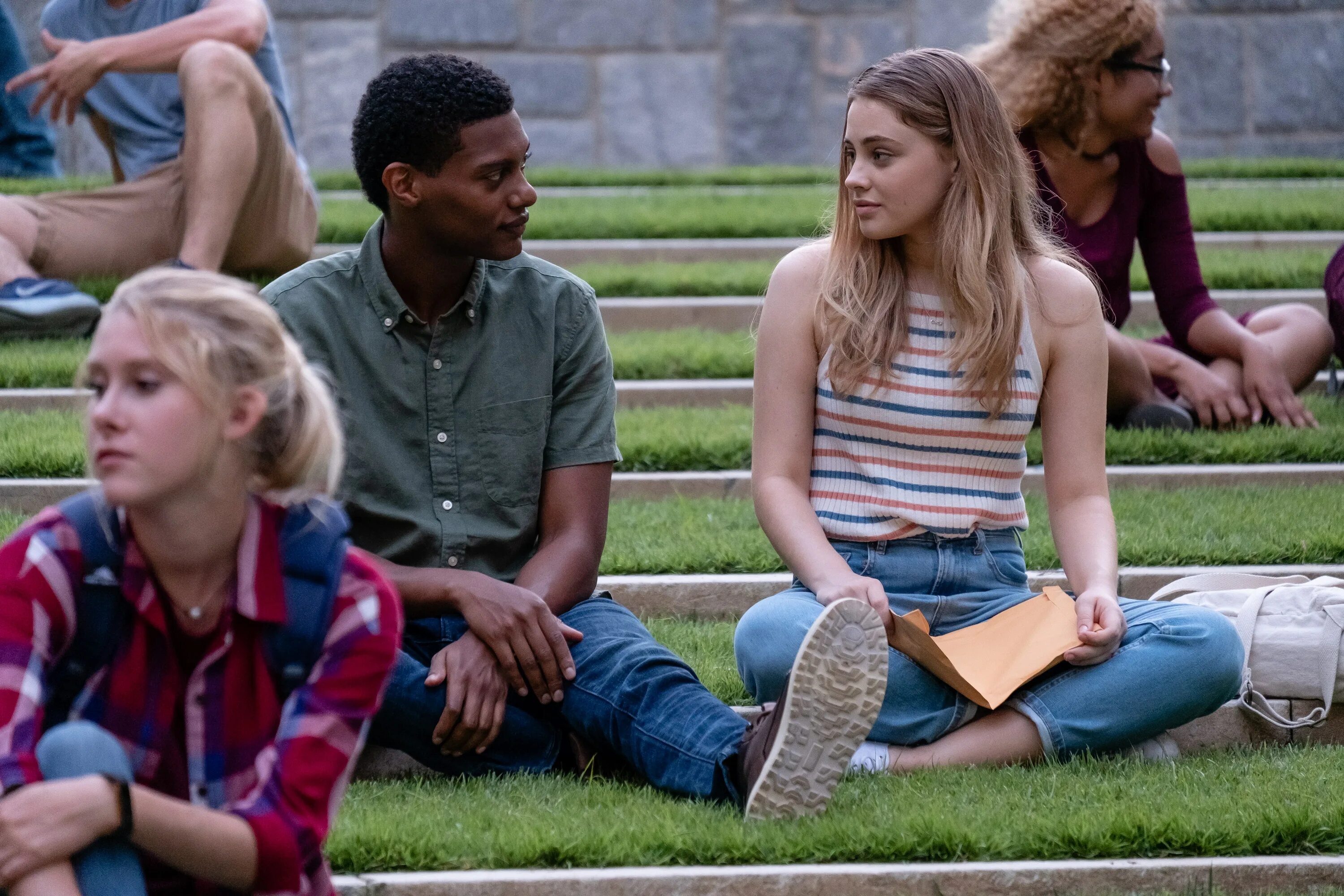 Подросток один в другом городе. Драмы про детей. Каллэн маколифф привет джули. Подросток идет по улице. Подросток один в другом городе.