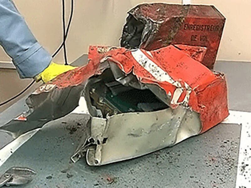 Записи черных ящиков. Расшифровка черного ящика ил 76. Дым хоть топор вешай. Черный ящик самолета боинг 737. Разбившийся ил 76 мчс экипаж.