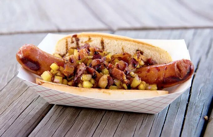 Хот доги и сэндвичи. Уличный фаст фуд. Хот дог шариф. St hot dog. Хот дог с соусом релиш.