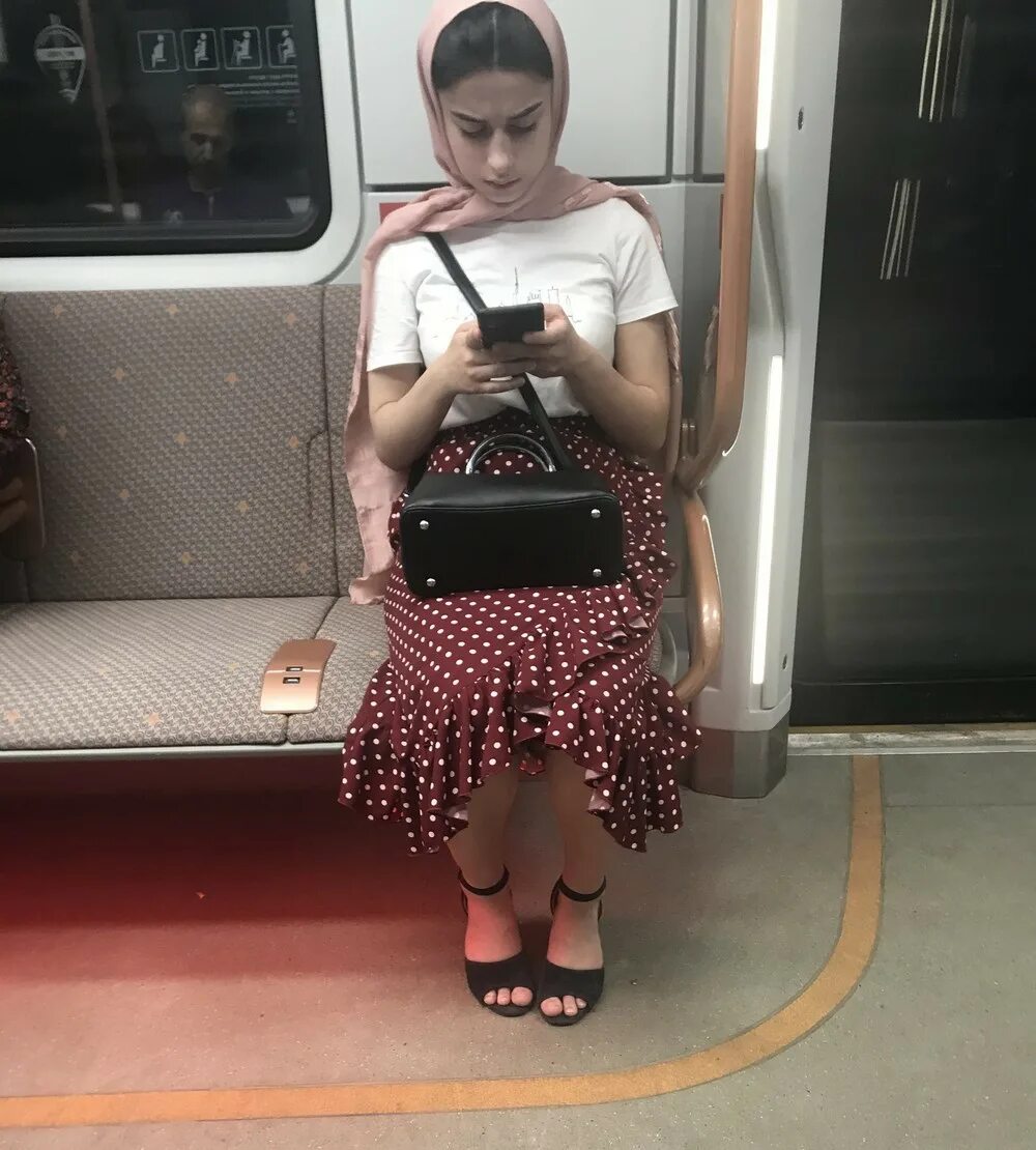 Смешные прически в метро. Метро 28 июня. Странные люди в метро москвы 2022. Мужчина чиновник в москве со смешной прической. Метро южная.