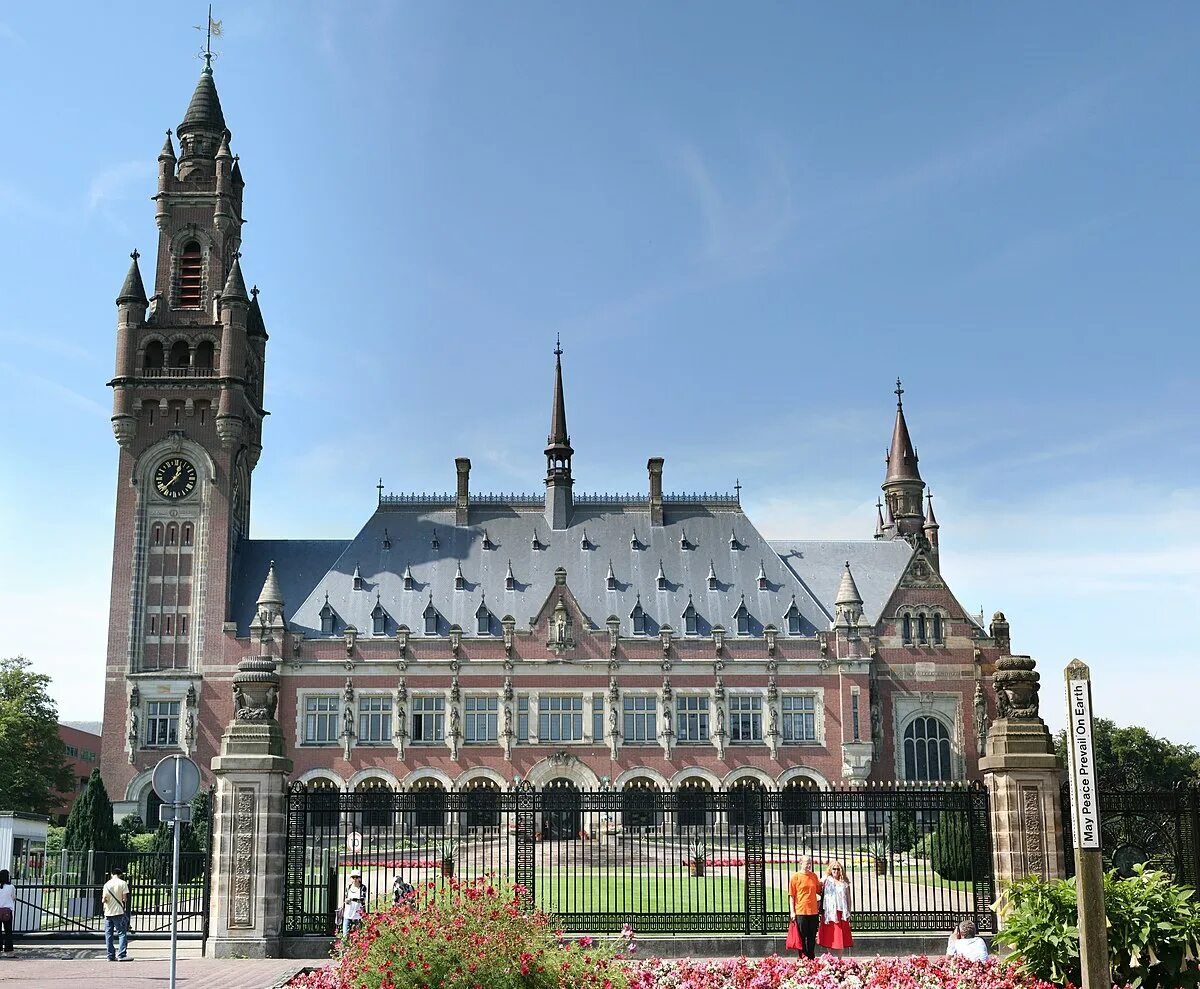 Значок пацифиста. Peace and justice картина. Peace court. Дворец правосудия в гааге. Символ пацифистов.
