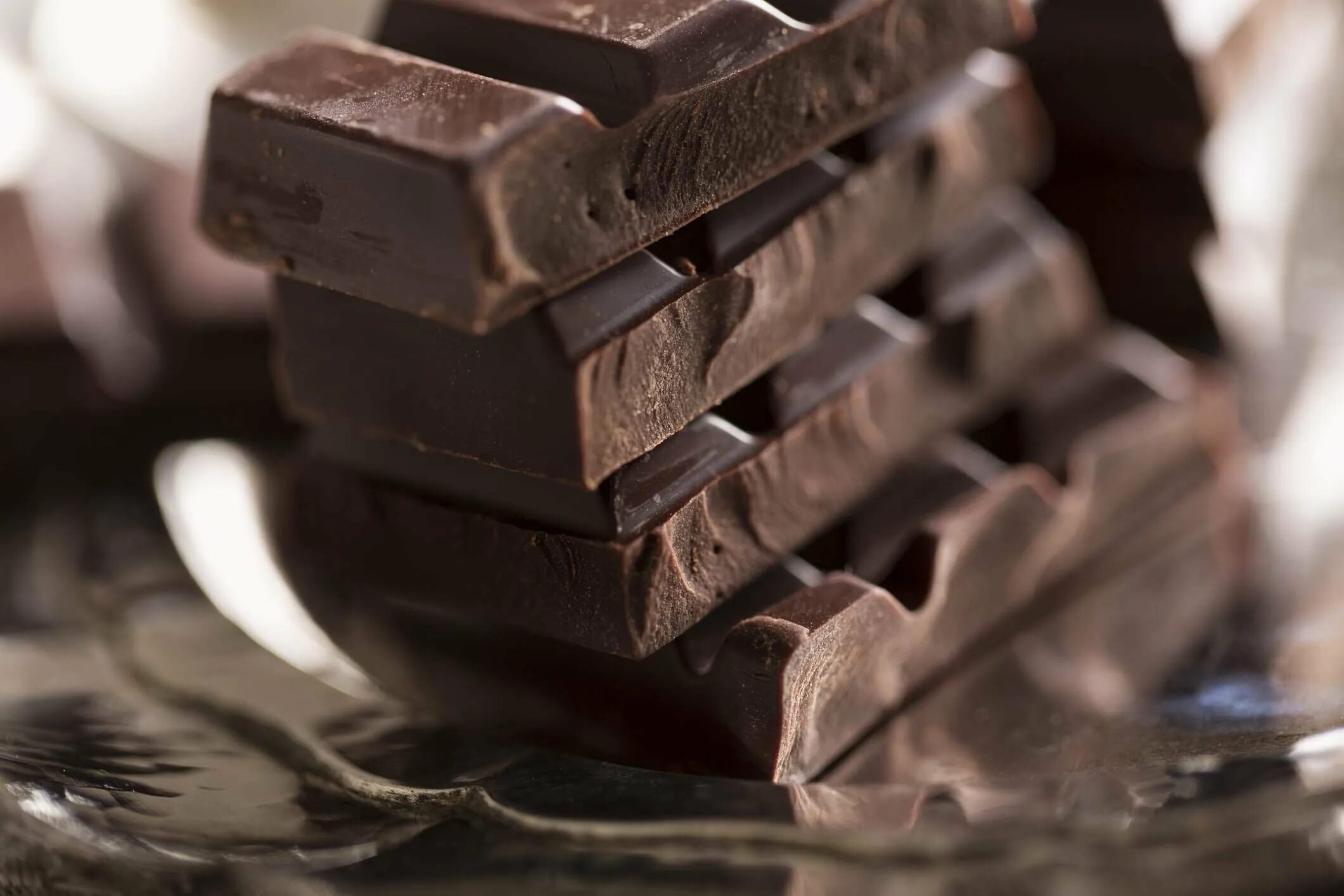 Темный шоколад фото. Шоколад Горький. Горький шоколад маленький. Разлом шоколада. Горький шоколад красивое.