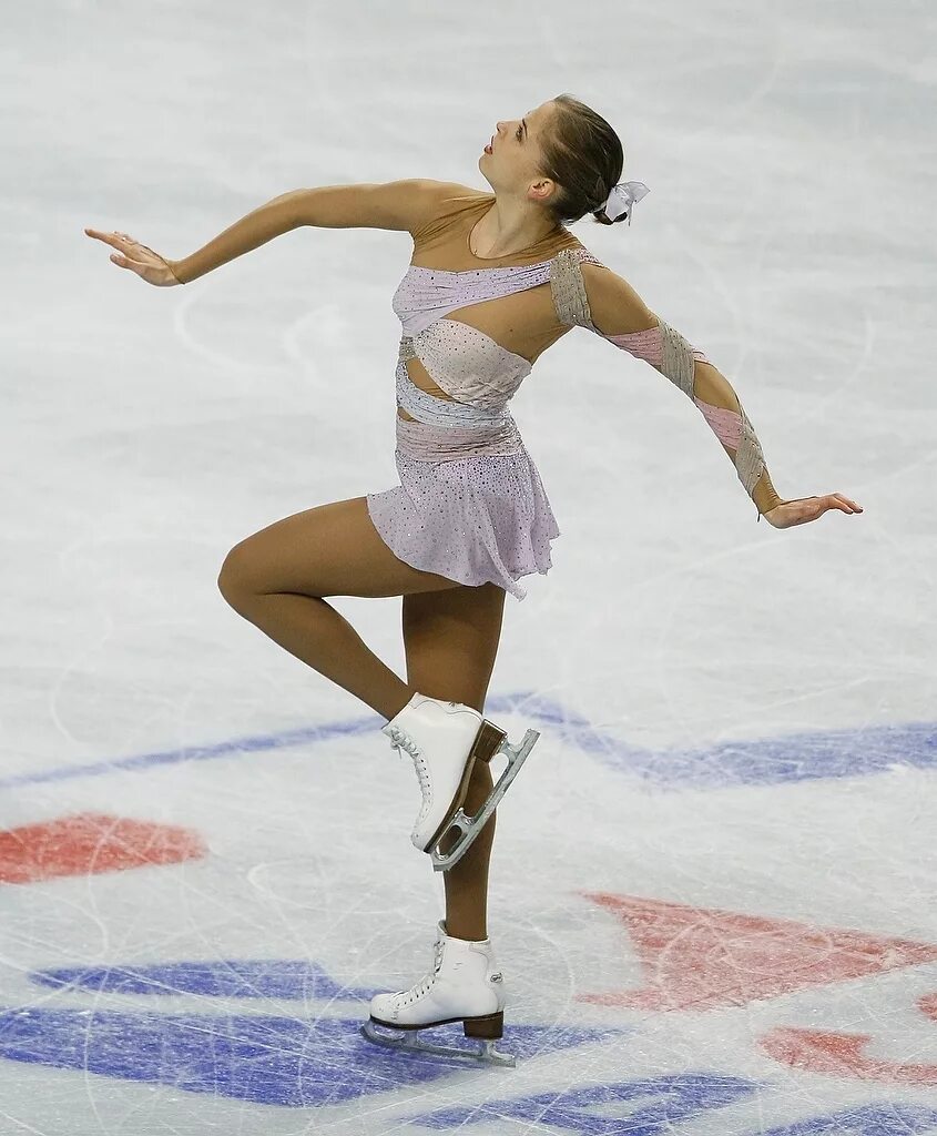 Шаги в фигурном катании. Твиззл фигурное катание фигурист. Фигурное катание шаги. Элементы фигурного катания шаги. Твиззл фигурное катание.