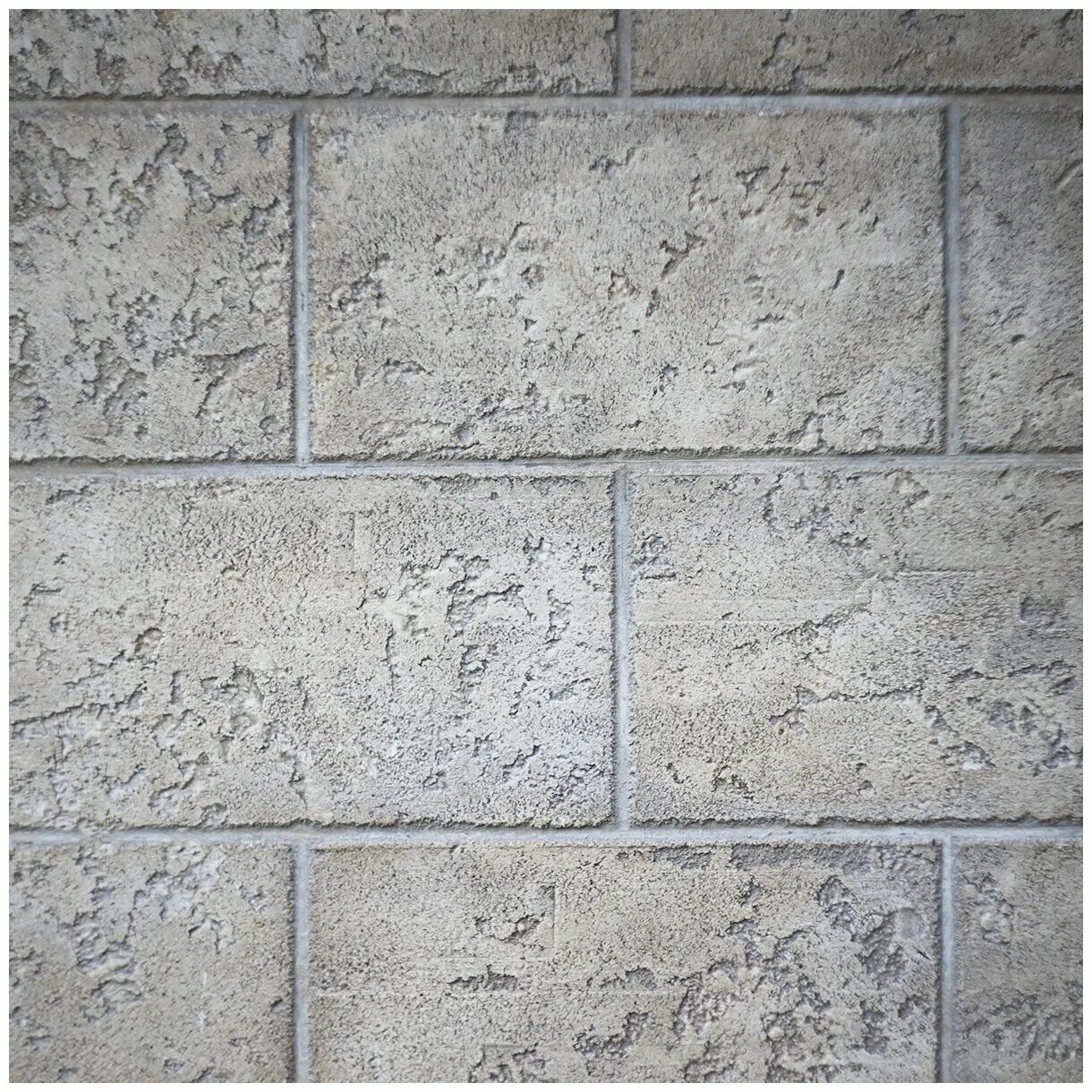 плитка под штукатурку. плиты под штукатурку. травертин штукатурка senideco. цементная декоративная штукатурка для ванной. декоративная штукатурка ванная.