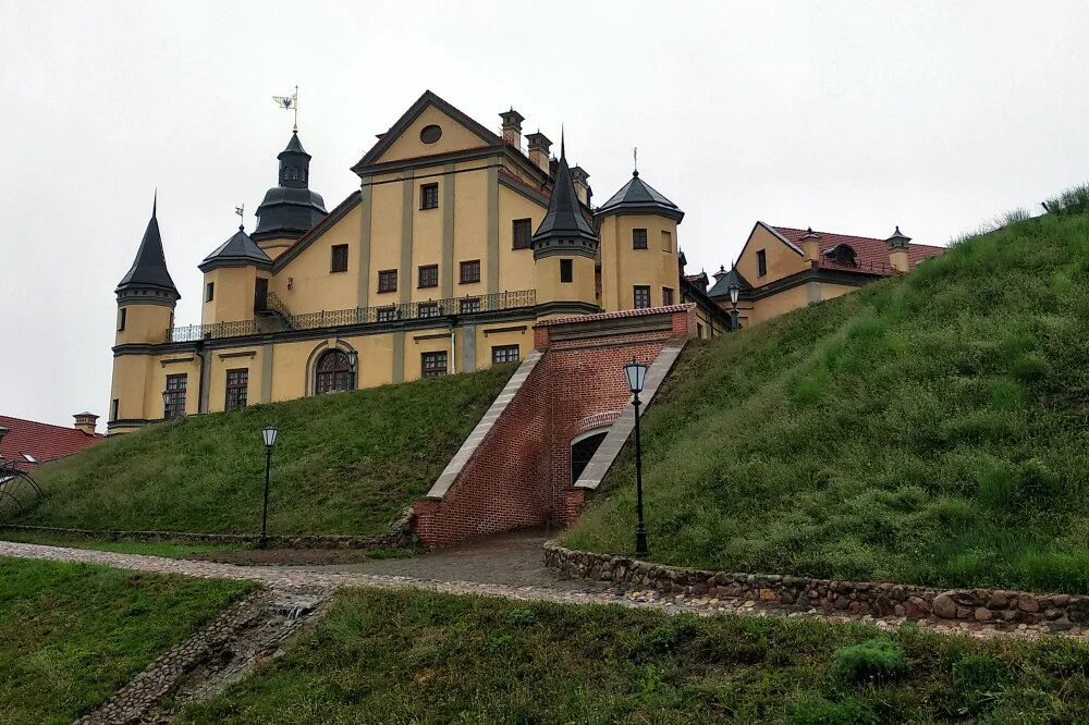 Несвиж красивый город. Несвиж баня. Поместье радзивиллов в спб. Несвиж-мир 13 шт. Куфар несвиж.
