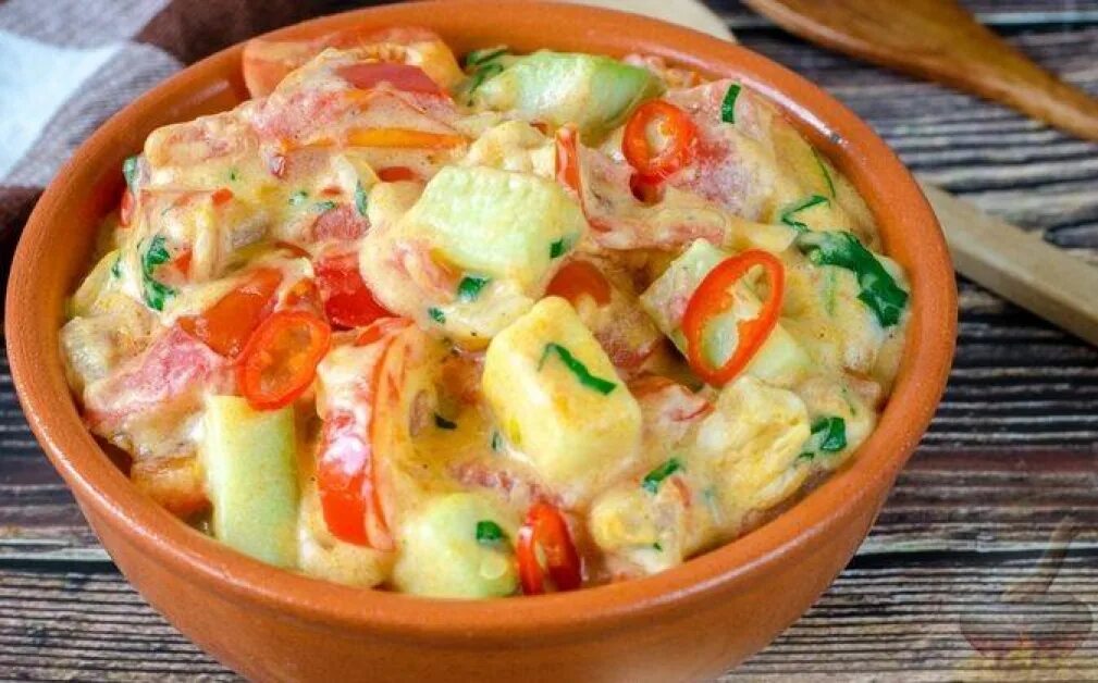 Кабачки с помидорами и сметаной на сковороде. Тушеная куриная грудка в томатном соусе. Курица в сметанном соусе с овощами. Кабачки тушеные в томатном соусе. Тушеные помидоры с сметаной.