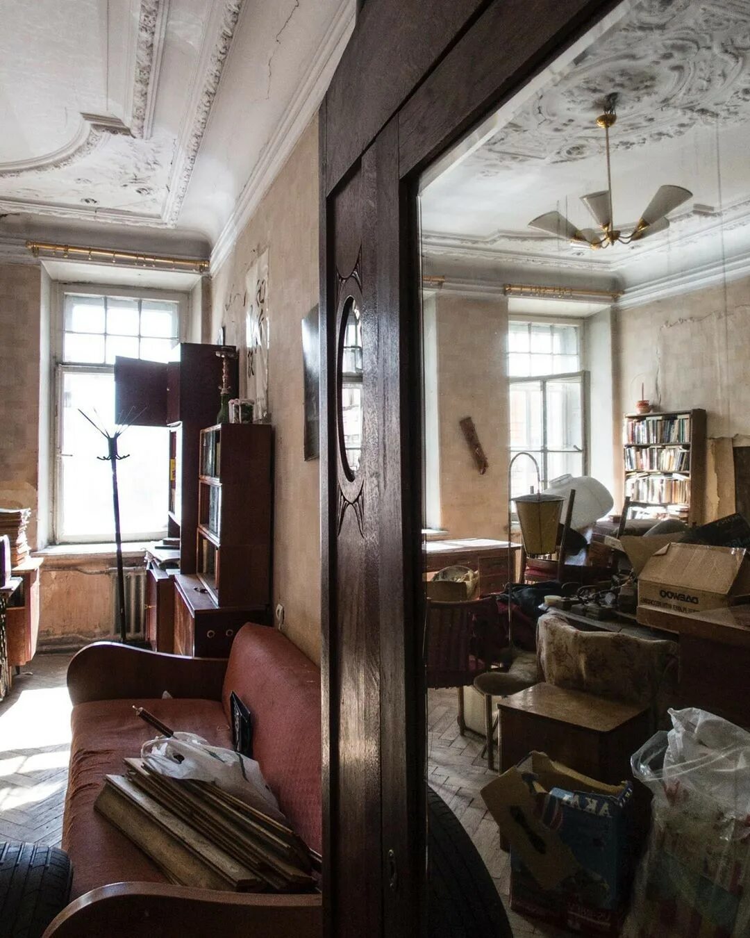 Сталинка квартира. Квартиры в старом доме в центре. Старинные петербургские квартиры. Старый фонд санкт-петербурга. Интерьеры старых питерских квартир.