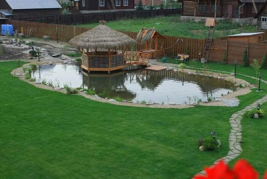 Благоустройство береговой линии прудов. Пруд на дачном участке. Воейково озеро мостки. Огородный прудик. Укрепление берега пруда лиственницей.