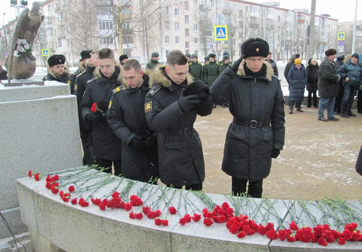 Сценарий митинга на 23 февраля у памятника. Памятник герою. Памятники воинской славы России. Митинг посвященный м м Расковой. Памятник 23 февраля.